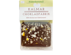 En bild som visar Mini Fläderkaramell är en ekologisk och handgjord premiumchoklad tillverkad i Sverige av Kalmar Chokladfabrik.