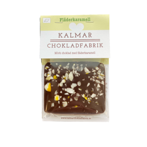 En bild som visar Mini Fläderkaramell är en ekologisk och handgjord premiumchoklad tillverkad i Sverige av Kalmar Chokladfabrik.
