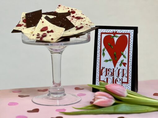 En bild som visar en skål med chokladbräck, tulpnaer och förpackning med budskap Älskar dig