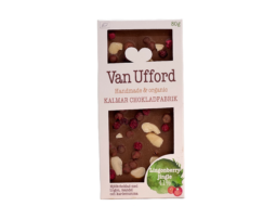 Van Ufford Chokladkaka Lingonberry Jingle med mjölkchoklad, mandel, lingon och kardemumma av Kalmar Chokladfabrik