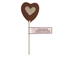 En bild som visar hjärtklubba med mjölkchoklad och vit choklad från Kalmar Chokladfabrik