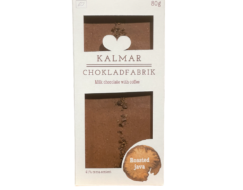 En bild som visar Roasted Java - Ekologisk chokladkaka med mjölkchoklad 41% och kaffe. Handgjord premiumchoklad tillverkad i Sverige av Kalmar Chokladfabrik.