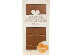 En bild som visar Seduction - Handgjord och ekologisk chokladkaka i mjölkchoklad 41% tillverkad av Kalmar Chokladfabrik