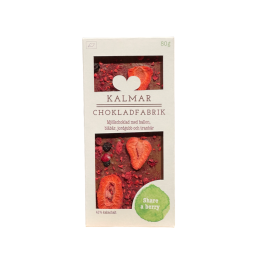 En bild som visar Share a berry- Handgjord och ekologisk chokladkaka i mjölkchoklad med hallon, jordgubbar, blåbär och tranbär tillverkad av Kalmar Chokladfabrik.