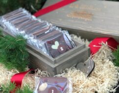 En bild som visar Chokladkalender 24 days of chocolate until christmas