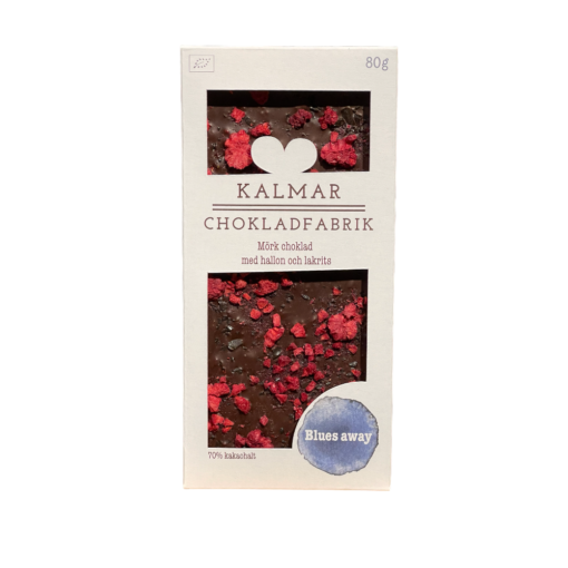 En bild som visar Blues away- handgjord och ekologisk mörk choklad med hallon och lakrits tillverkad av Kalmar Chokladfabrik.