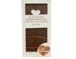 En bild som visar Dark Seduction - Handgjord och ekologisk chokladkaka i mörk choklad 70 % för dig som älskar mörk choklad. Premiumchoklad tillverkad av Kalmar Chokladfabrik.