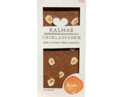 En bild som visar Go nuts - Handgjord och ekologisk chokladkaka i mjölkchoklad med rostade hasselnötter tillverkad av Kalmar Chokladfabrik.