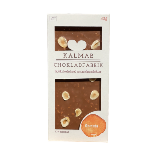 En bild som visar Go nuts - Handgjord och ekologisk chokladkaka i mjölkchoklad med rostade hasselnötter tillverkad av Kalmar Chokladfabrik.