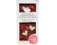 En bild som visar Hot Love- Handgjord och ekologisk chokladkaka i mörk choklad 70% med hallon, chili och hjärtan i vit choklad tillverkad av Kalmar Chokladfabrik.