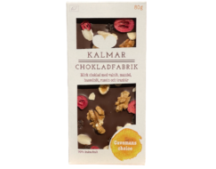 En bild som visar Handgjord och ekologisk chokladkaka i mörk choklad 70% med valnöt, mandel, hasselnöt, russin och tranbär.