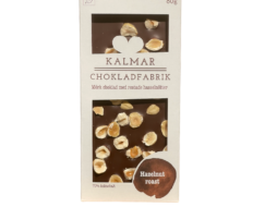 En bild som visar Hazelnut roast - Handgjord och ekologisk chokladkaka i mörk 70% choklad med rostade hasselnötter. Premiumchoklad tillverkad av Kalmar Chokladfabrik.