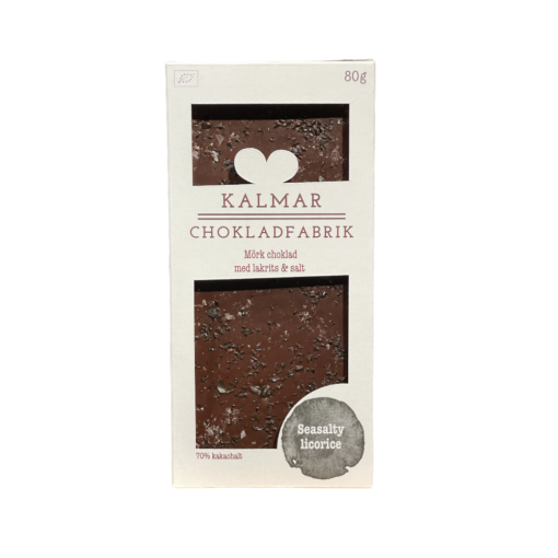En bild som visar Seasalty licorice - Handgjord och ekologisk chokladkaka i mörk choklad med lakrits och havssalt. Premiumchoklad tillverkad i av Kalmar Chokladfabrik.