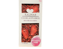 En bild som visar Strawberry delight - Handgjord och ekologisk chokladkaka i mörk choklad 70% med jordgubbar tillverkad av Kalmar Chokladfabrik.