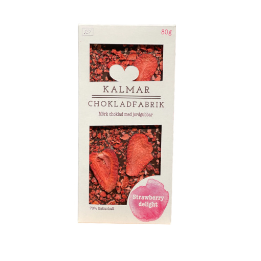 En bild som visar Strawberry delight - Handgjord och ekologisk chokladkaka i mörk choklad 70% med jordgubbar tillverkad av Kalmar Chokladfabrik.