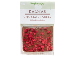 En bild som visar Raspberry joy - Handgjord och ekologisk minichokladkaka i mjölkchoklad 41% med hallon tillverkad av Kalmar Chokladfabrik